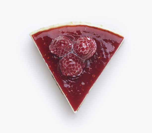 一片覆盆子蛋糕。在白色背景上图片下载