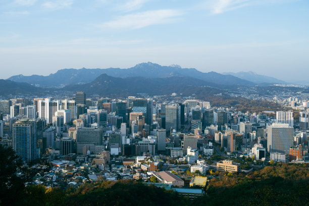韩国首尔的天际线是一个阳光明媚的日子图片下载
