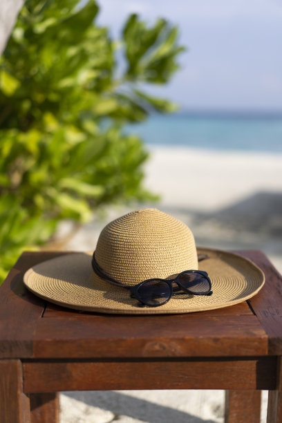 沙滩上的草帽和太阳镜。海滩度假概念图片下载