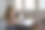 年轻女子坐在桌子旁，用笔记本电脑，看着屏幕，在家工作图片下载
