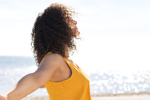女人在海边享受阳光图片下载