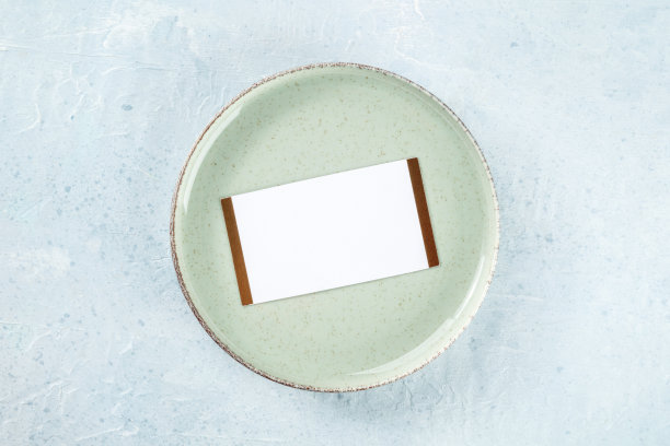 晚餐的邀请。绿牌，头顶平扣球图片下载