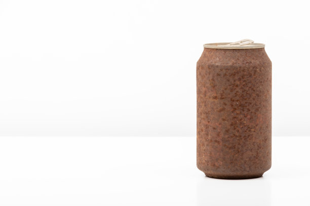 减少浪费:白色背景生锈的饮料罐，环保图片下载