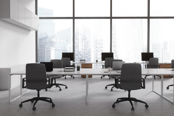 明亮的办公室内部设有会议和联合工作区，全景窗户图片下载