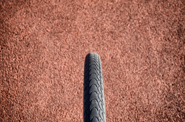 自行车轮胎在五颜六色的红色背景图片下载