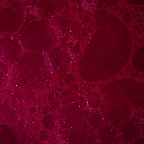 甜菜根汁装饰着各种大大小小的泡泡图片下载