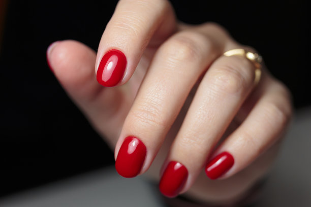 红色指甲油。美丽的女性指甲。图片下载