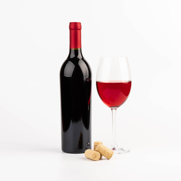 酒瓶和玻璃杯与葡萄酒隔离在白色图片下载