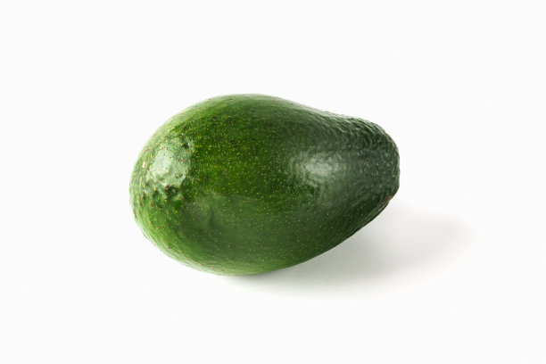 整个成熟的绿色鳄梨，位于白色背景上。孤立的图片下载