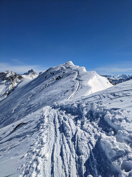 Bülenhorn峰会。在达沃斯蒙斯坦上空的比伦霍恩滑雪登山。在一个美丽的山地世界滑雪旅行。攀登瑞士阿尔卑斯山。在厚厚的雪地里徒步旅行。高质量照片图片下载