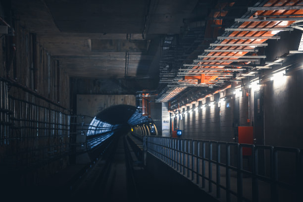 乘坐单轨列车通过地下隧道在吉隆坡的观点图片下载