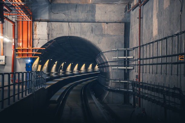 乘坐单轨列车通过地下隧道在吉隆坡的观点图片下载