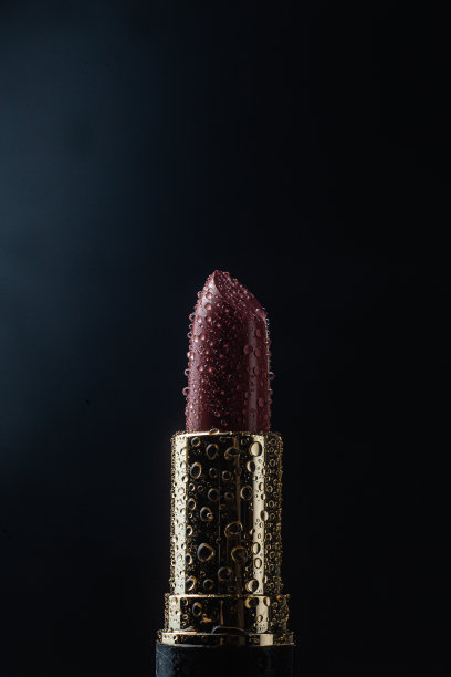 湿润的红色唇膏特写与水滴图片下载