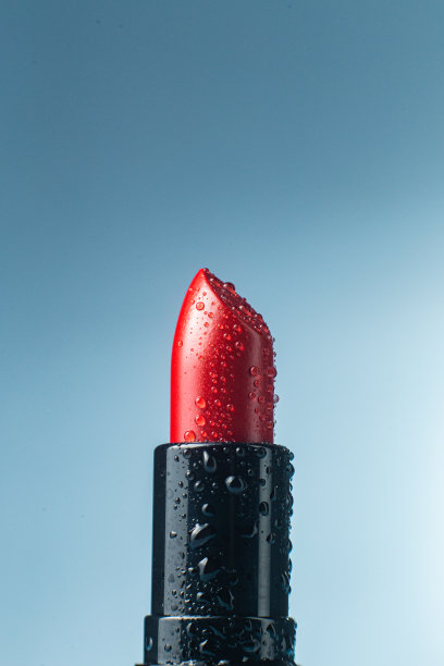 湿润的红色唇膏特写与水滴图片下载