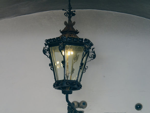 在克罗地亚萨格勒布的Gornji Grad的石门上的灯笼的特写照片图片下载