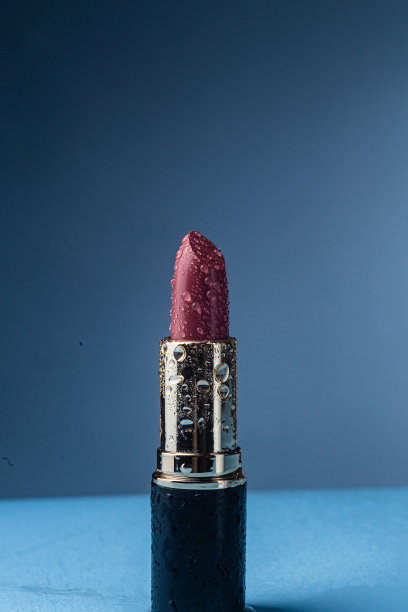 湿润的红色唇膏特写与水滴图片下载