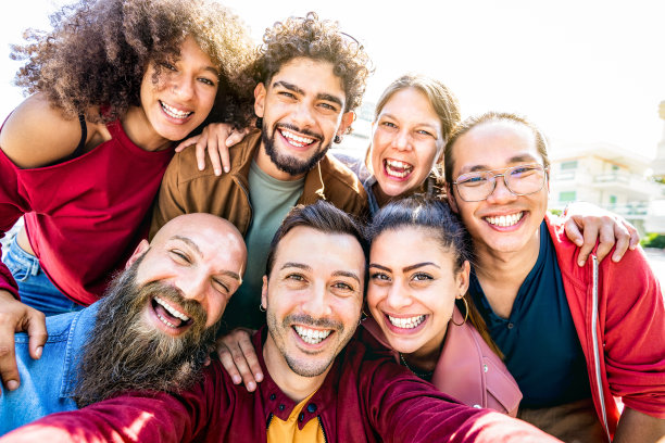 多元文化的男孩和女孩在外面拍真正的自拍-年轻的多种族最好的朋友在夏天一起度过快乐的一天-温暖的背光滤镜图片下载