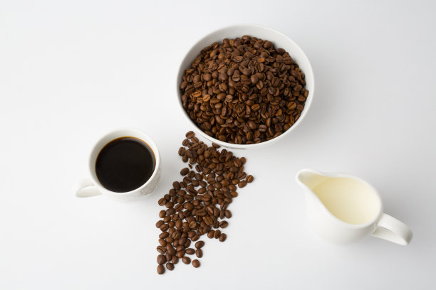白色背景烘焙咖啡豆的咖啡杯。带有复制空间的俯视图图片下载