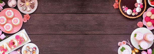 母亲节双边界与各种各样的甜点和糖果在一个黑暗的木质旗帜背景图片下载