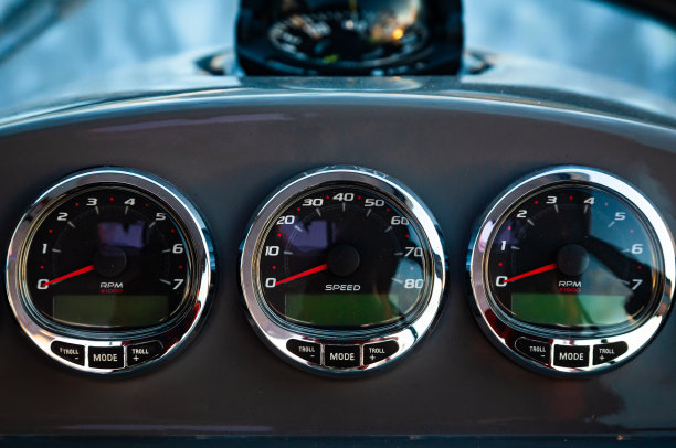 机动游艇控制面板。仪表，速度计和控制按钮。图片下载