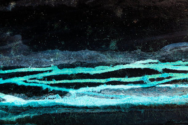 在繁星密布的黑色天空中，蓝山脚下碧绿的大海。图片下载