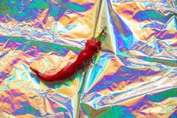 红辣椒在彩纸背景上图片下载