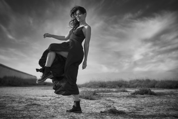 无尽沙漠中的自由舞蹈图片下载