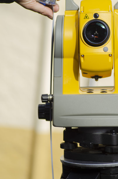 测量工程设备包括经纬仪和全站仪。图片下载