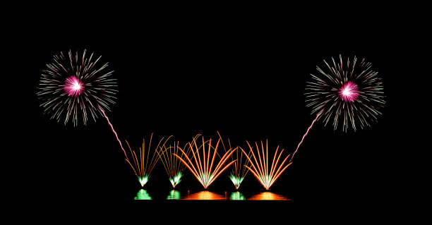 美丽的烟花展示在黑色的天空与复制空间的问候文字。庆祝及周年概念图片下载