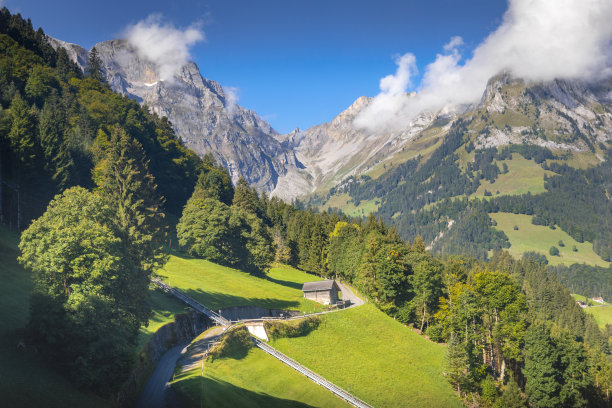 日出时，瑞士奥瓦尔登州，瑞士阿尔卑斯山脉的农场和谷仓的阿尔卑斯山景观图片下载