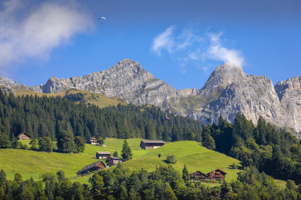 日出时，瑞士奥瓦尔登州，瑞士阿尔卑斯山脉的农场和谷仓的阿尔卑斯山景观图片下载