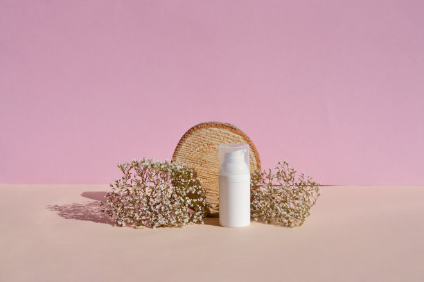 木讲台和干花与一个白色罐子化妆品图片下载