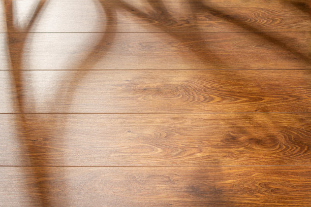 屋内木墙上的窗户透出的光线。一个影子的游戏从落下的太阳射线在木板上图片下载