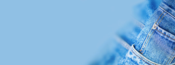 一个denium蓝色牛仔裤口袋特写，横幅与文字空间图片下载