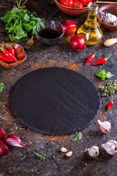 烹饪背景与厨房石板圆板。菜单或食谱的空白空间图片下载
