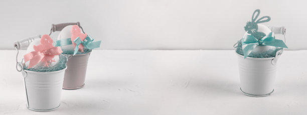 复活节装饰，有选择性的重点，横幅。假日静物与装饰鸡蛋在桶与复制空间的文本图片下载