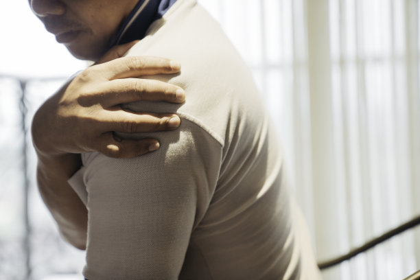 肩膀疼痛的男子特写图片下载