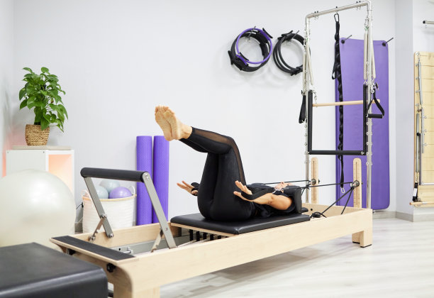 女性做锻炼与普拉提改革者绑带图片下载