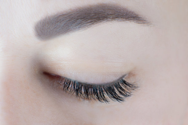 闭眼特写，长而华丽的睫毛，黑色眼线，健康的皮肤，理想的年轻女性眉毛。图片下载