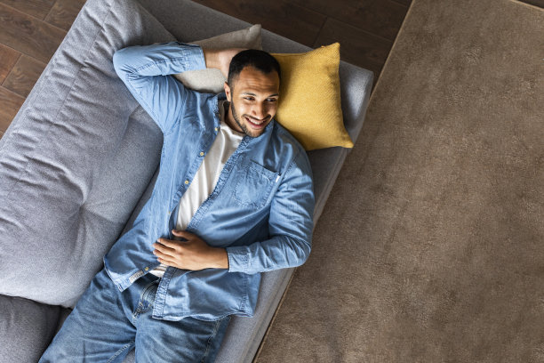 躺在沙发上的黑人男子顶视图图片下载