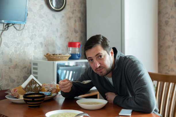 这个人早餐吃面条。图片下载