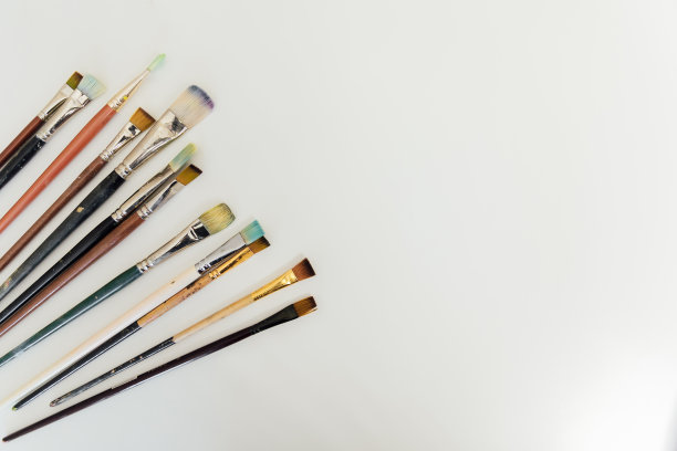 画笔放在白色的背景上图片下载