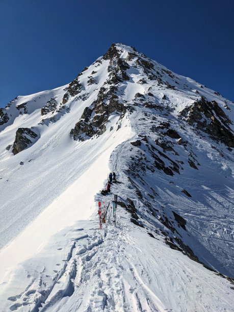 View from the ski depot towards the summit: Flüela Wisshorn in the Grisons mountains. Steep climb with crampons. DavosSwitzerland. High quality photo图片下载
