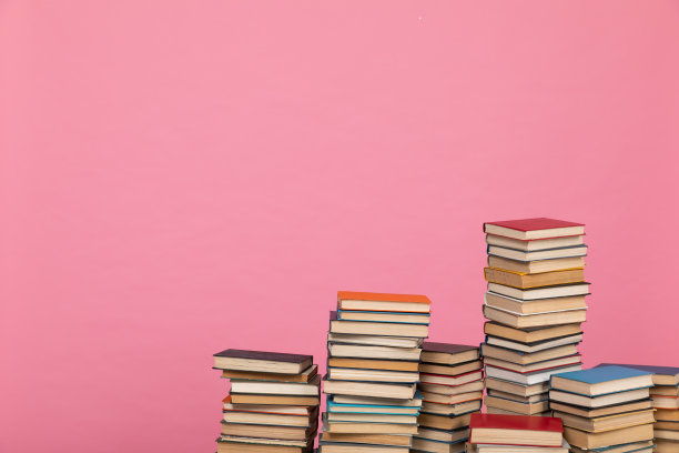 许多书在一个粉红色的背景在图书馆的科学知识办公室阅读图片下载