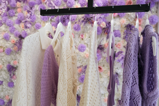 在粉彩花墙上呈现不同的布料。图片下载