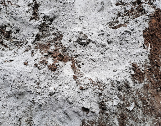 将水泥粉与沙子紧密结合。建筑工人图片下载