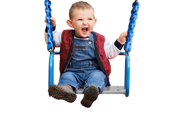 尖叫的学步婴儿坐在秋千上，孤立在白色背景上。一个一岁的孩子在操场上惊恐地摇摆图片下载