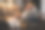 在家里一心多用:受惊的女人在电话、笔记本电脑和猫之间摇摆不定图片下载