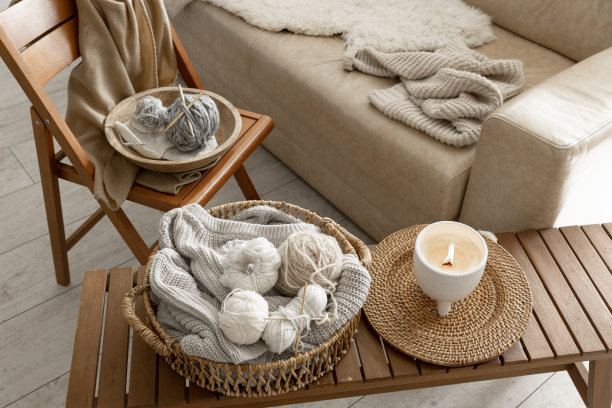 在房间内部编织的线，一个舒适的组成与纱线。图片下载