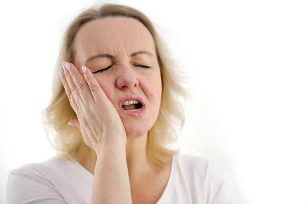 牙痛断了一颗牙咬了脸颊上的伤口在脸颊上的嘴里面女人闭上眼睛把手放在脸颊上皱起了不愉快的情绪金发碧眼的中年人舌头摸脸颊图片下载